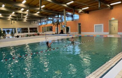 Lehrschwimmbecken mit einer Wassertiefe von 0,60 m - 1,35 m