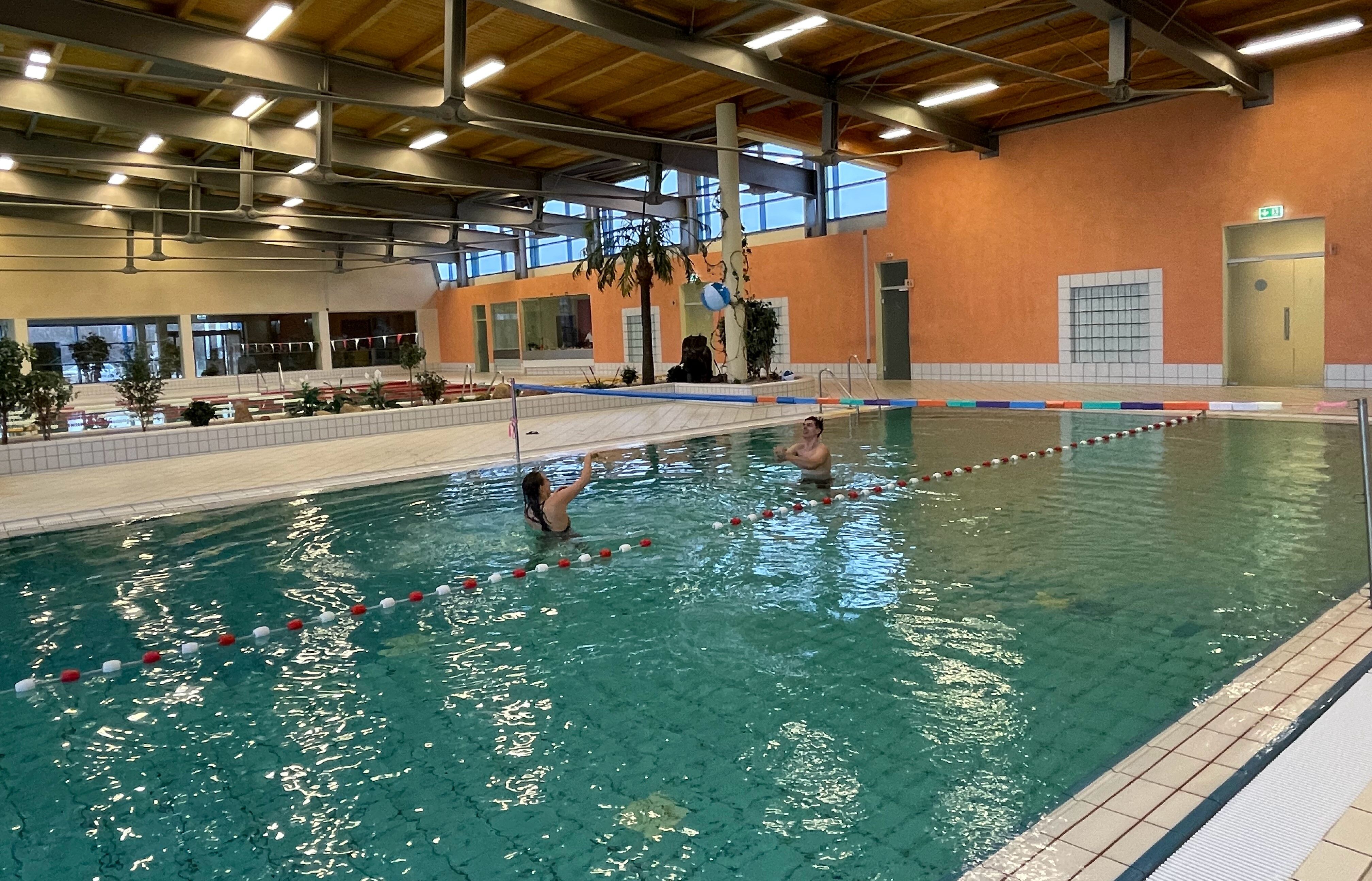 Lehrschwimmbecken mit einer Wassertiefe von 0,60 m - 1,35 m
