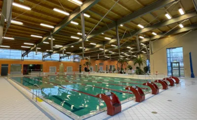 Schwimmerbecken mit 6 x 25-Meter-Bahnen bei 1,80 m Wassertiefe