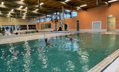 Lehrschwimmbecken mit einer Wassertiefe von 0,60 m - 1,35 m